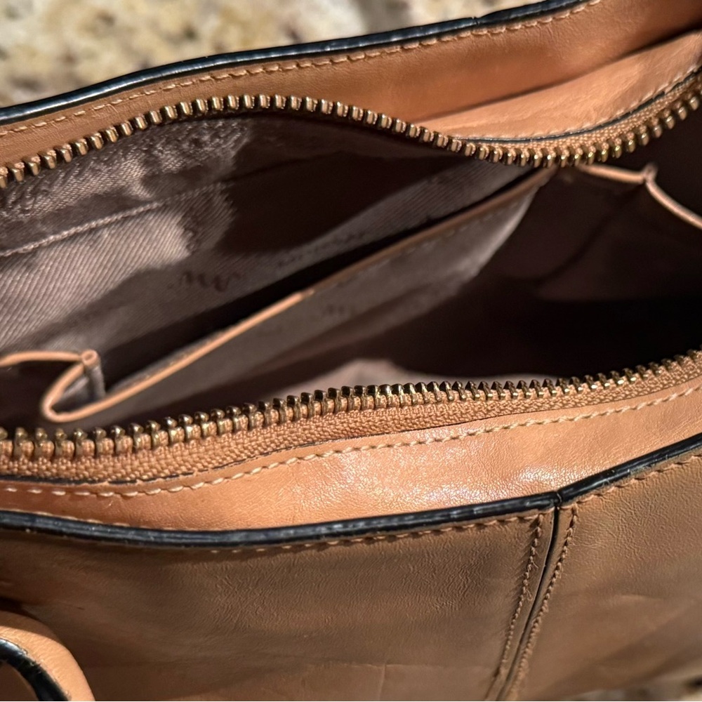 Monsac Tan Shoulder Bag High-Quality Leather Timeless Design - Picture 4 of 4
